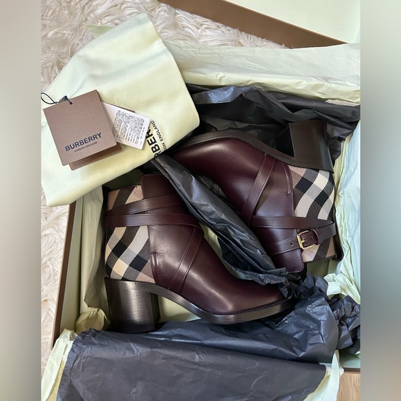 Burberry Boots - Picture 8 of 8